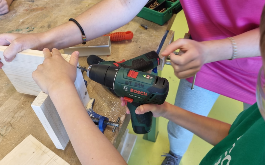 Kids with hammers – woodworking in Geneva
