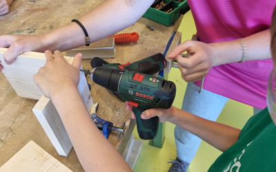 Kids with hammers – woodworking in Geneva